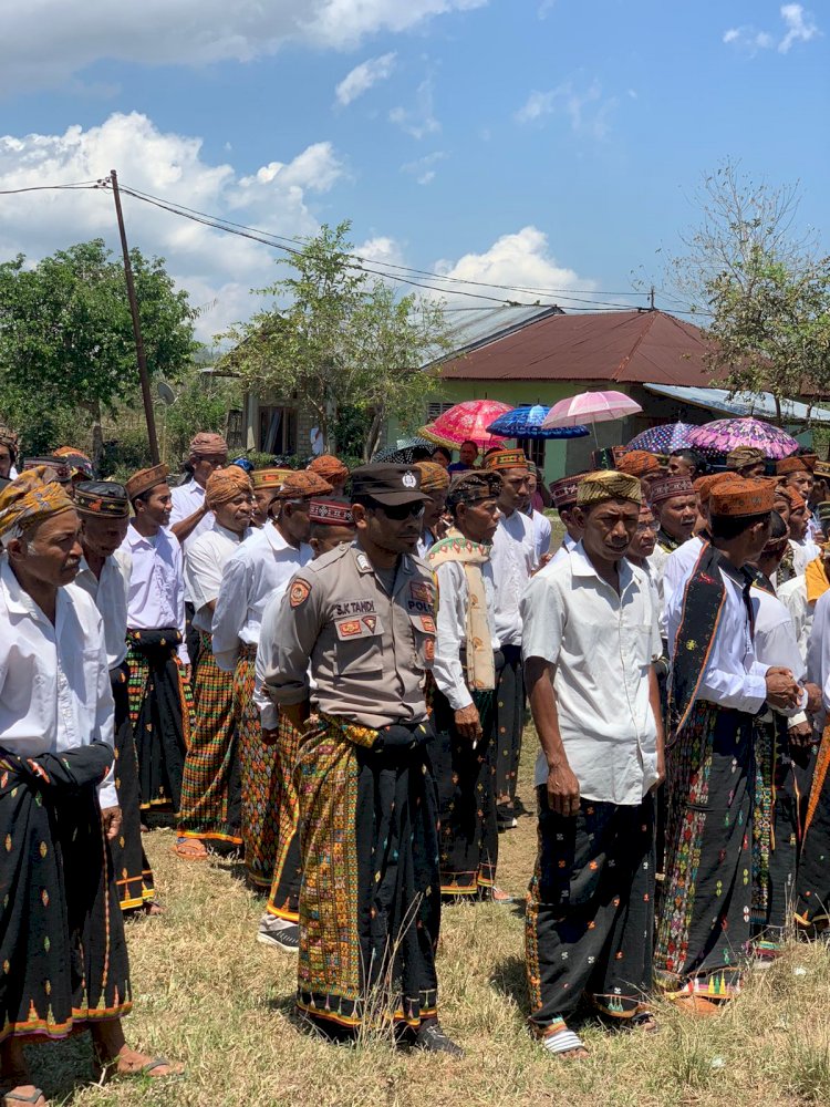 Bripka Stanislaus K.Tandi Hadiri Ritual Adat di Kampung Waewua, Reok Barat, sampaikan Himbauan  Kamtibmas