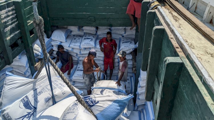 Kegiatan Pengamanan Aktifitas Bongkar Muat di Pelabuhan Laut Kelas II Reo Berjalan Lancar