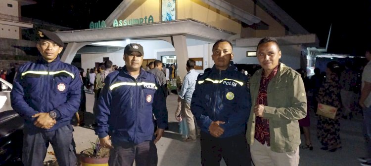 Jamin Keamanan Acara Pernikahan di Ruteng, Bhabinkamtibmas Kec. Langke Rembong lakukan Patroli dan Pengamanan.