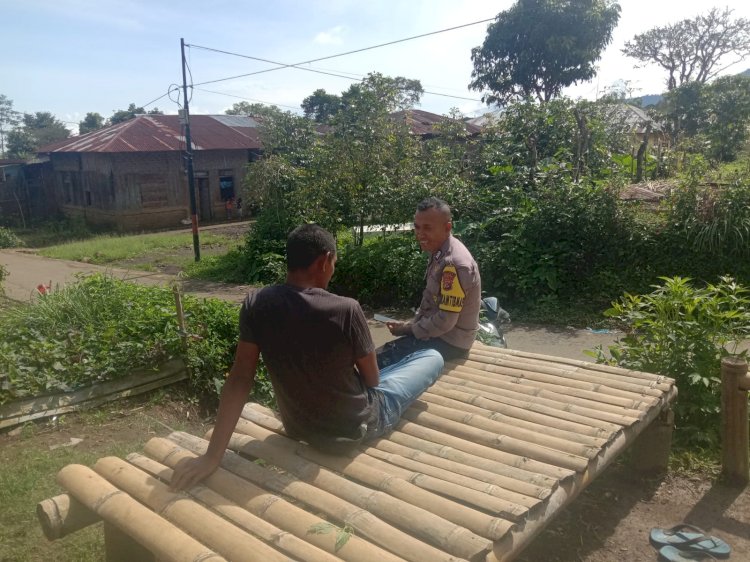 Bripka M. Alif Jafrin Bhabinkamtibmas Sambangi Warga Kelurahan Pitak Kecamatan Langke Rembong, Kabupaten Manggarai Sampaikan Bahaya TPPO