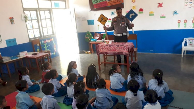 Polisi Sahabat Anak di TK St. Gabriel Ruteng, Kabupaten Manggarai: Unit Kamsel Sosialisasikan  Keselamatan Berlalu Lintas