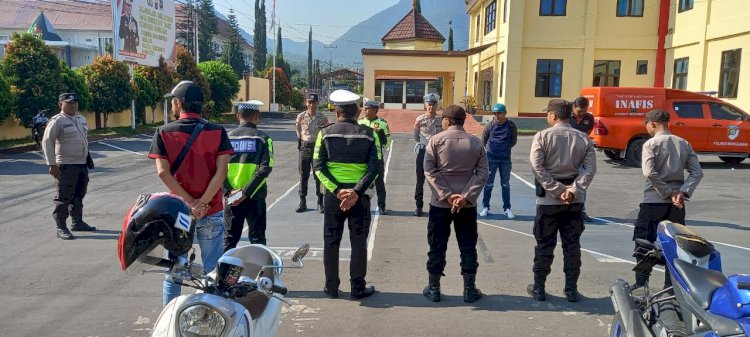 Kanit SPKT pimpin Serah Terima Tugas Piket di Mako Polres Manggarai untuk Tingkatkan Kesiapsiagaan