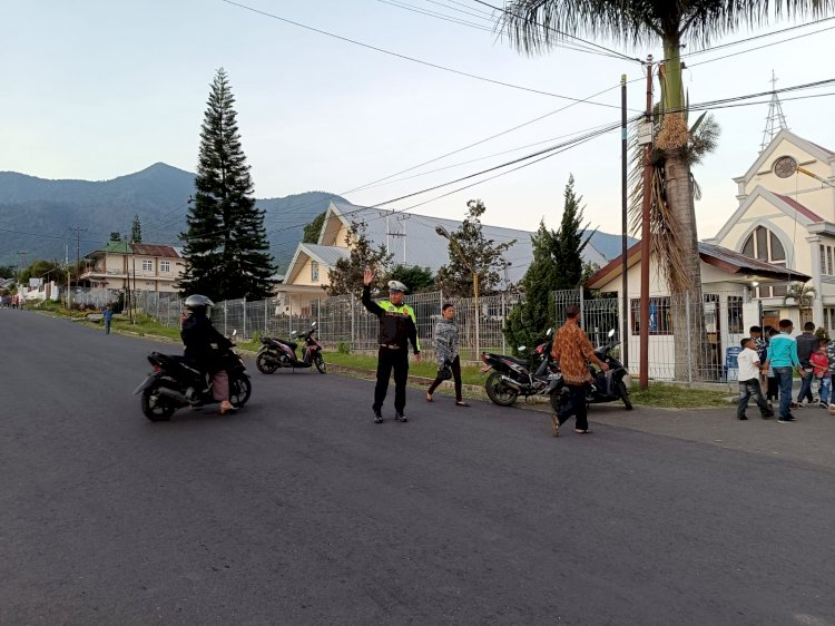 Personil Polres Manggarai Amankan Pelaksanaan Misa Minggu di Gereja-Gereja Wilayah Manggarai