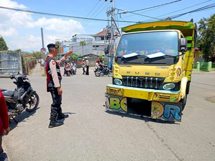 Samapta Polres Manggarai Jalankan Patroli Dialogis jaga Kamtibmas dan Kenyamanan Masyarakat Ruteng