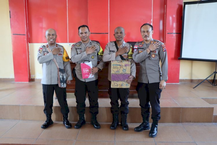 ANEV Bhabinkamtibmas di Aula Polres Manggarai : Wakapolres Manggarai serahkan Reward bagi Bhabinkamtibmas berprestasi.