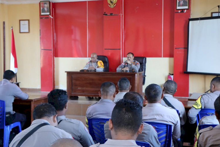 ANEV Bhabinkamtibmas di Aula Polres Manggarai : Wakapolres Manggarai serahkan Reward bagi Bhabinkamtibmas berprestasi.