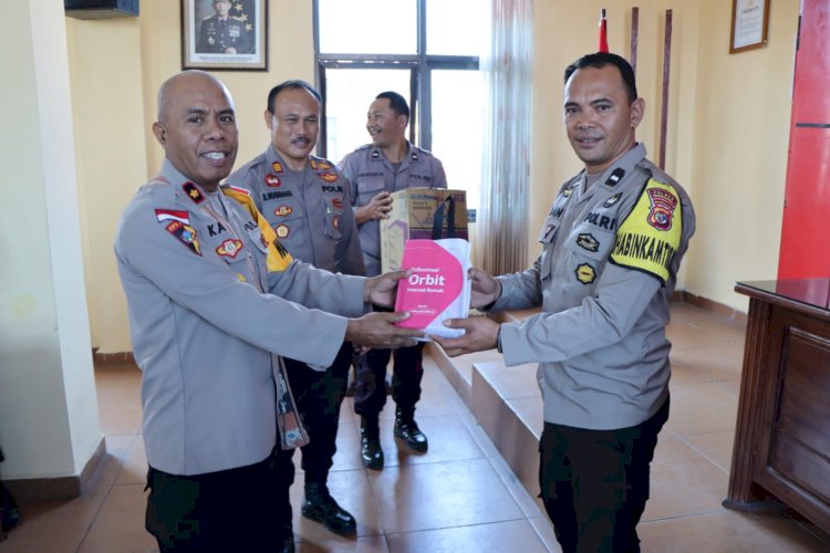 ANEV Bhabinkamtibmas di Aula Polres Manggarai : Wakapolres Manggarai serahkan Reward bagi Bhabinkamtibmas berprestasi.