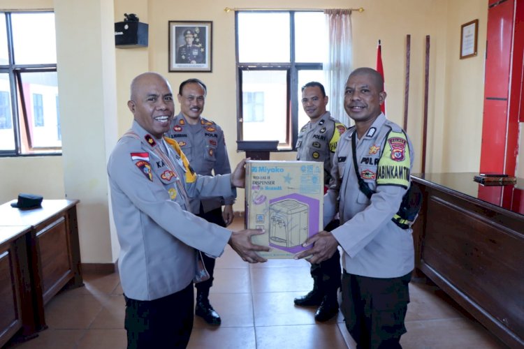 ANEV Bhabinkamtibmas di Aula Polres Manggarai : Wakapolres Manggarai serahkan Reward bagi Bhabinkamtibmas berprestasi.