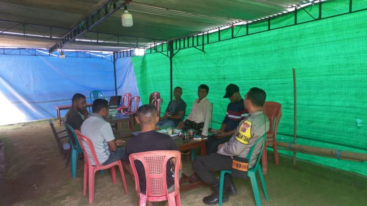 Sosialisasikan Bahaya TPPO Bhabinkamtibmas Kecamatan Langke Rembong Lakukan Sambang dan Patroli Dialogis.