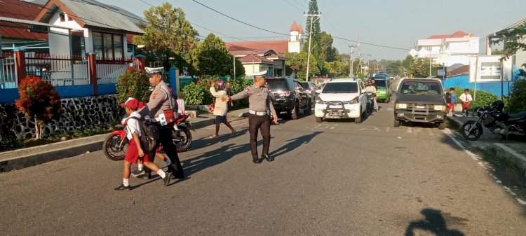 Satuan Lalu Lintas Polres Manggarai : Rutin melaksanakan Pengamanan dan Pengaturan Lalu Lintas serta  Bantu Pejalan Kaki