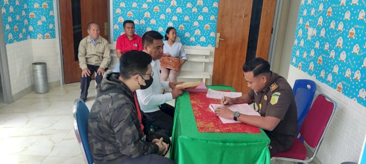 Berkas dinyatakan lengkap, Satres Narkoba Polres Manggarai limpahkan Tersangka dan Barang Bukti Kasus memiliki, menyimpan dan menggunakan Obat Psikotropika