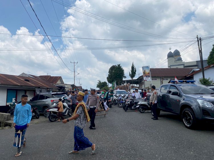 Satuan lalu Lintas Polres Manggarai Lakukan Pamturlalin saat Sholat Jumat di Masjid Agung Baiturrahman Ruteng