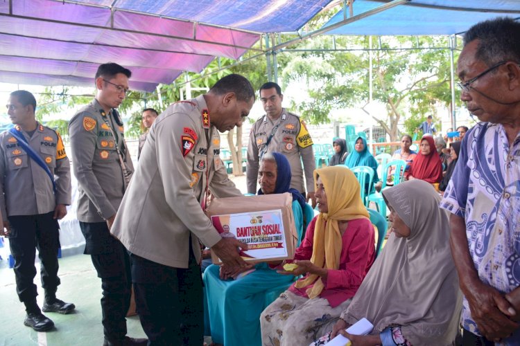 Kapolda NTT Berikan Bantuan Sosial kepada 100 KK di Kecamatan Kota Waingapu.-