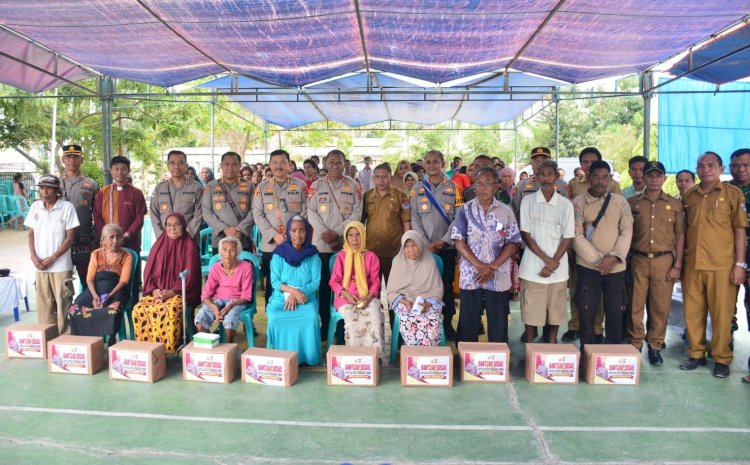 Kapolda NTT Berikan Bantuan Sosial kepada 100 KK di Kecamatan Kota Waingapu.-