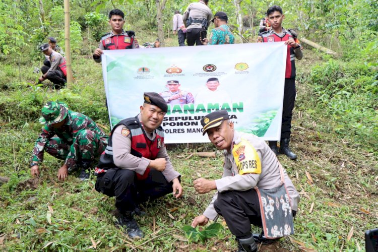 Penanaman 10 Juta Pohon Bersama Polri Tingkat Polres Manggarai Untuk Lingkungan Yang Lebih Hijau