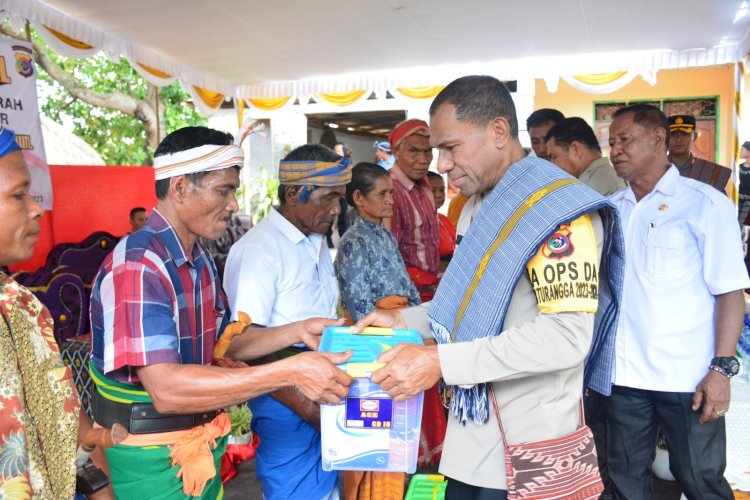 Kapolda NTT Bagikan Ratusan Sembako kepada Masyarakat Desa Kadi Pada, Sumba Barat Daya