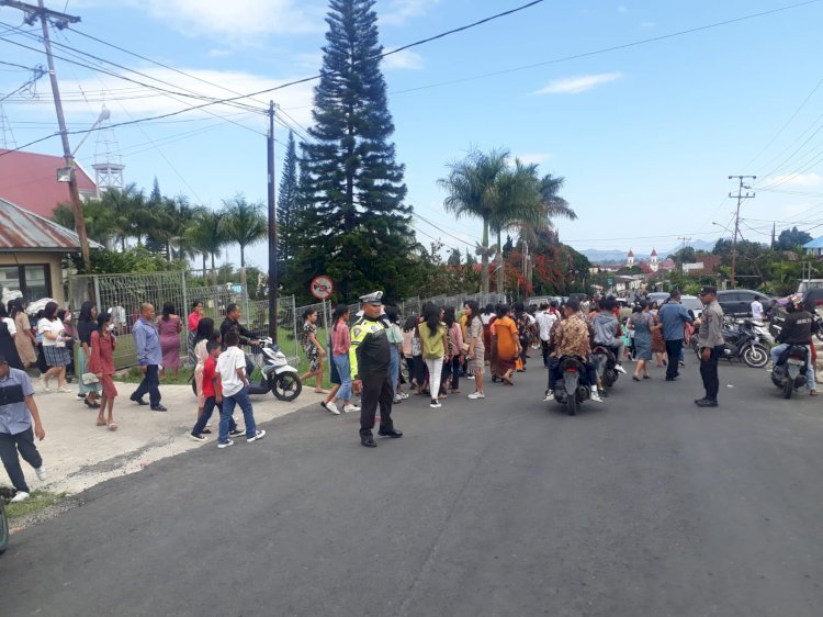 Polres Manggarai terjunkan personil pengamanan Pelaksanaan Misa Minggu di Gereja-Gereja Wilayah Manggarai