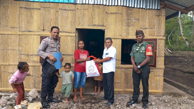 Bhabinkamtibmas bersama Babinsa salurkan Bantuan Sosial Presiden RI di Kelurahan Tenda dan Poco Mall