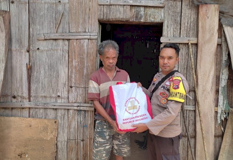 Bhabinkamtibmas Brigpol Bonaventura Laba Salurkan Bantuan Sosial Presiden RI dan Sosialisasi Pencegahan TPPO di Kecamatan Cibal Barat