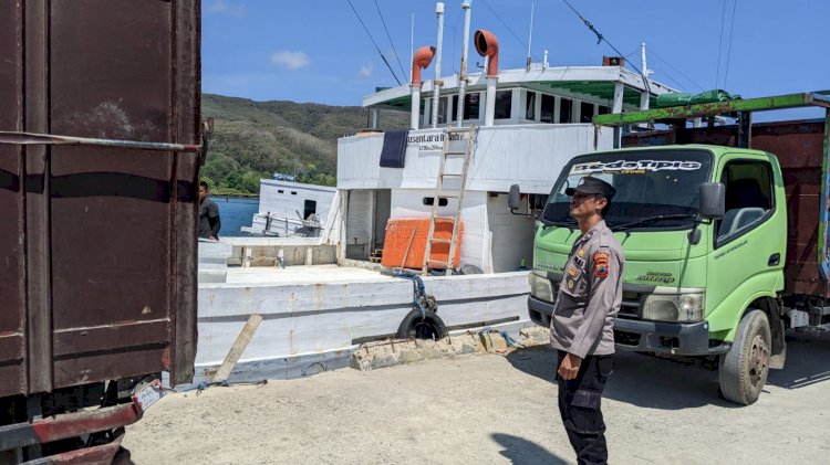 Pengamanan Aktifitas Bongkar Muat di Pelabuhan Laut Kelas II Reo oleh KP3 Laut Reo.