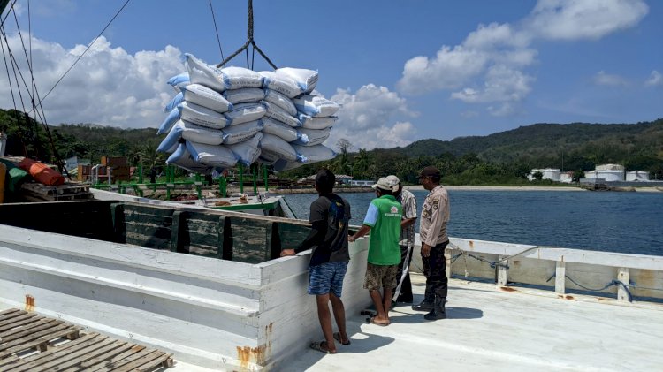 Pengamanan Aktifitas Bongkar Muat di Pelabuhan Laut Kelas II Reo oleh KP3 Laut Reo.