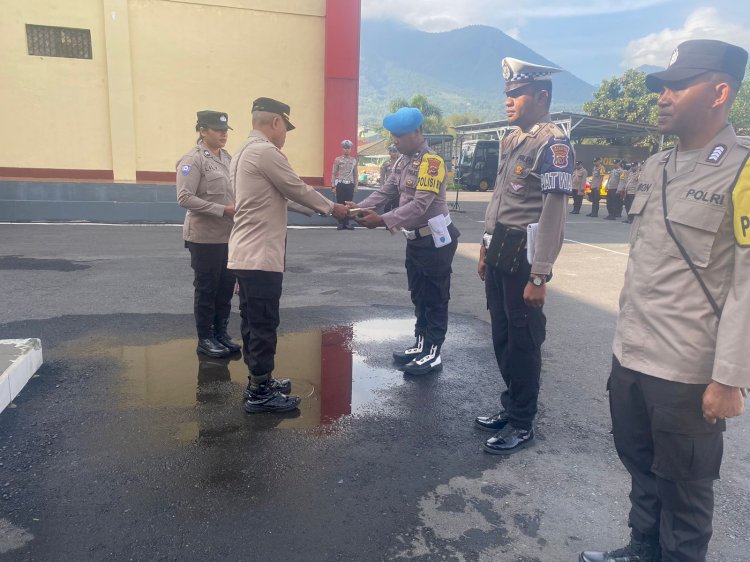 Wakapolres Manggarai Serahkan Buku Petunjuk Polisi RW untuk Perkuat Harkamtibmas