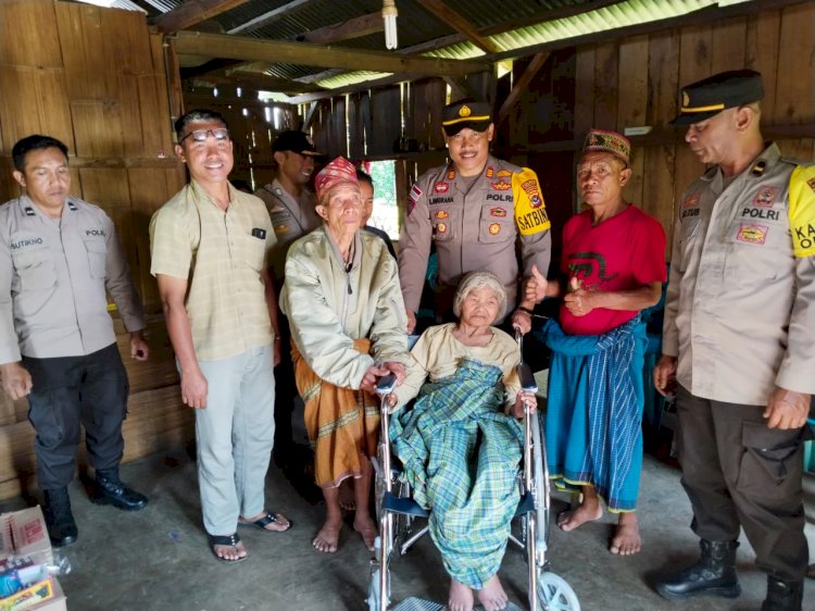 Kasat Binmas Polres Manggarai Berikan Bantuan Kepada Warga Kurang Mampu