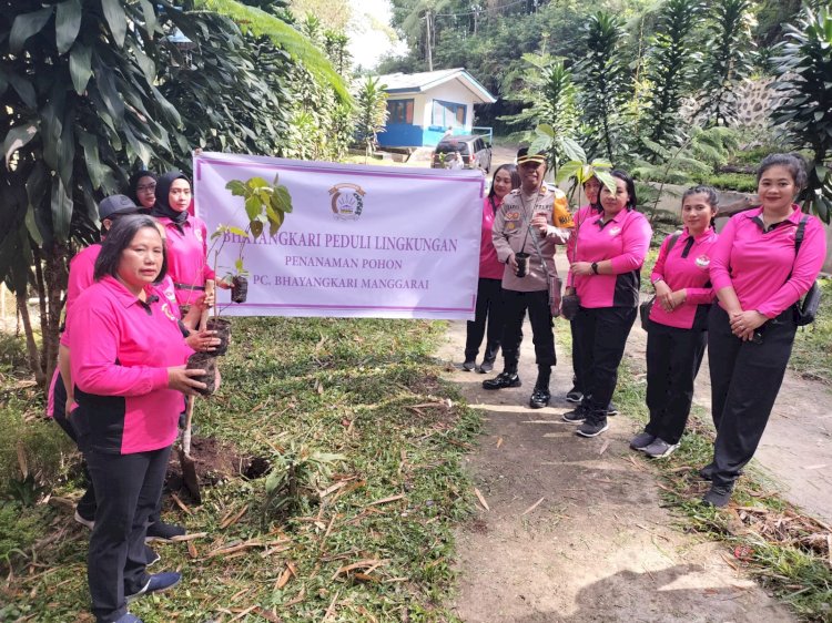 Peduli Lingkungan : Bhayangkari Cabang Polres Manggarai Laksanakan Penanaman Pohon di Mata Air Wae Decer