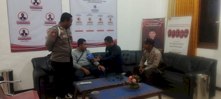 Operasi Mantap Brata: Tim Sidokkes Polres Manggarai Laksanakan Pemeriksaan Kesehatan dan Pembagian Vitamin Terhadap Personil Pengamanan dalam Rangka OMB 2023-2024