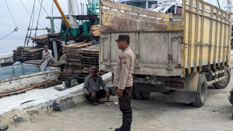 Pengamanan Aktifitas Bongkar Muat di Pelabuhan Laut Kelas II Reo oleh KP3 Laut Reo.