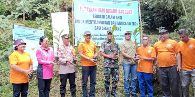 Waka Polres Manggarai Ikuti Kegiatan Penanaman Pohon untuk Peringati Hari Disabilitas 2023