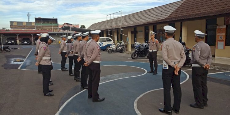 Kasat Lantas Polres Manggarai Memimpin Apel Pagi untuk Peningkatan Keamanan Lalu Lintas di Ruteng.