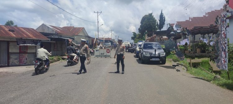 Satuan Lalu Lintas Polres Manggarai Amankan Sholat Jumat di Masjid Agung Baiturahman Ruteng