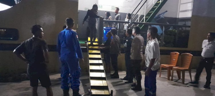 Pos Pelayanan Operasi Lilin Turangga 2023 di Pelabuhan Laut Reo Gelar Pengamanan Kapal Penumpang KM MELIKU NUSA.