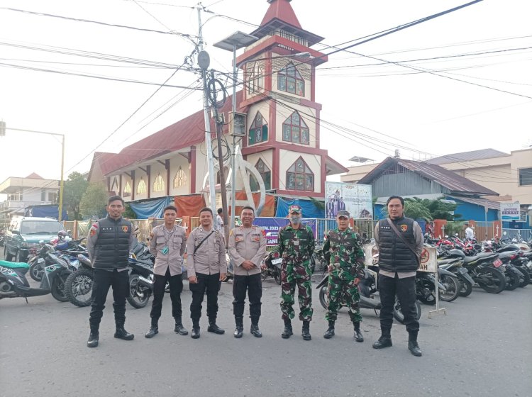 Polres Manggarai Tempatkan Personil Pengamanan Misa Malam Natal Menjelang Hari Raya Natal di Manggarai.