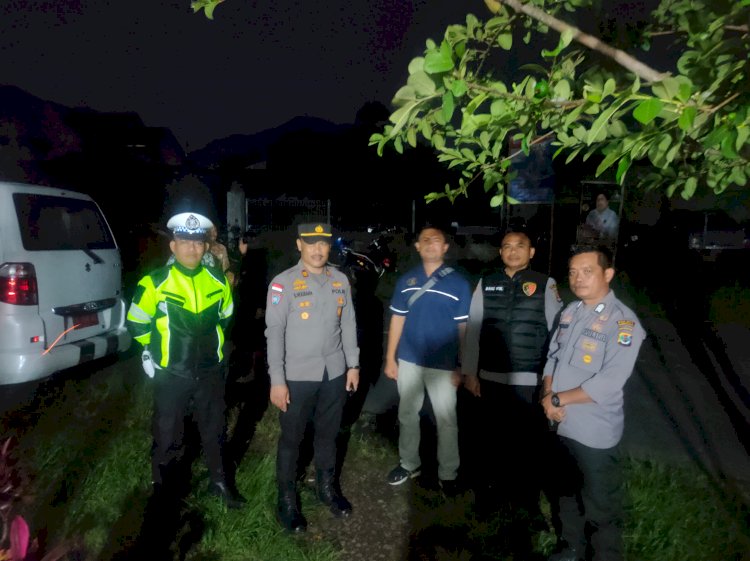 Polres Manggarai Tempatkan Personil Pengamanan Misa Malam Natal Menjelang Hari Raya Natal di Manggarai.