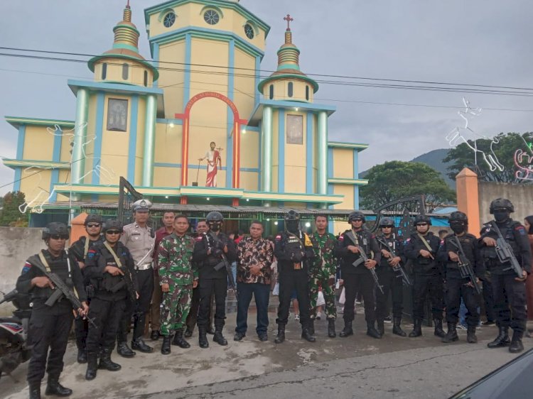 Polres Manggarai Tempatkan Personil Pengamanan Misa Malam Natal Menjelang Hari Raya Natal di Manggarai.