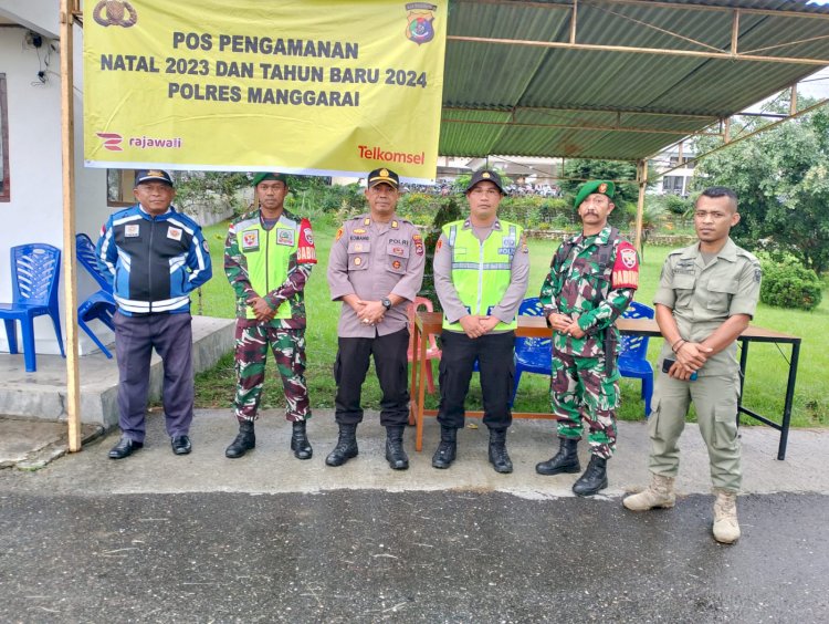 Polres Manggarai Tempatkan Personil Pengamanan Misa Malam Natal Menjelang Hari Raya Natal di Manggarai.