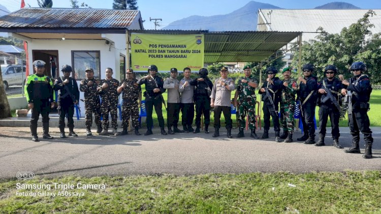 Personil Gabungan Lakukan Pengamanan Ibadah Misa Natal di Gereja-Gereja Kabupaten Manggarai