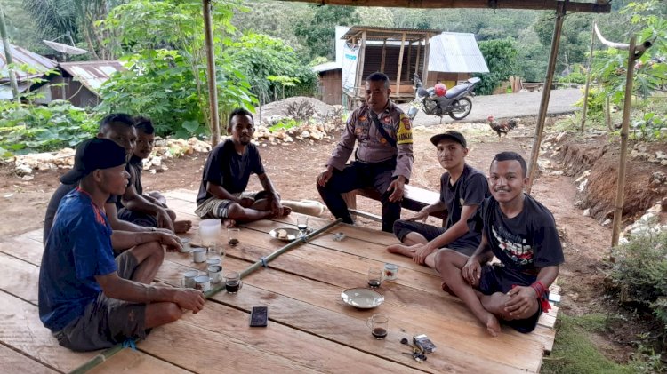 Bhabinkamtibmas Sosialisasikan Pencegahan TPPO, Bencana Alam, dan Himbauan Pemilu Damai di Desa Benteng Tubi