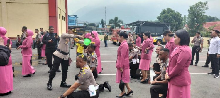 Tradisi Siraman Mewarnai Upacara Korps Raport dan Kenaikan Pangkat Polri di Polres Manggarai