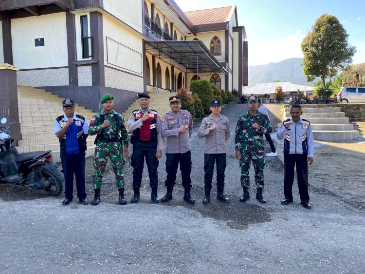 Personil Polres Manggarai Lakukan Pengamanan Misa Tahun Baru di Gereja-Gereja Kabupaten Manggarai