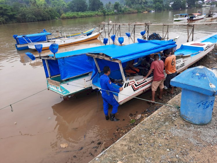 Himbauan Kamtibmas oleh Kasubnit Bimas Air Sat Polairud Polres Manggarai di Lingkungan Pesisir Sungai Wae Pesi