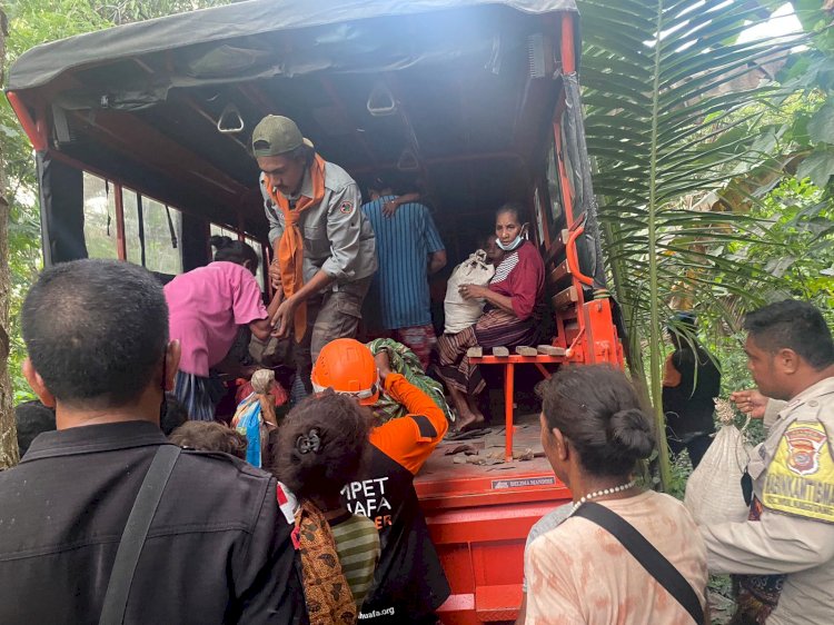 Polda NTT Bergerak Cepat: Evakuasi Korban Erupsi Gunung Lewotobi di Lewodulen.-