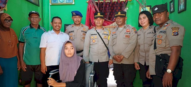 Peduli Kasih: Kapolres Manggarai Bantu Penyandang Disabilitas dengan Pemberian Kursi Roda