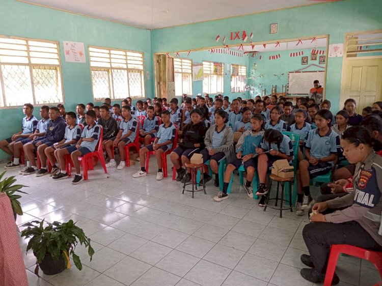 POLICE GOES TO SCHOOL: Sat Lantas Polres Manggarai Meningkatkan Kesadaran Berlalu Lintas di SMPN 06 Langke Rembong