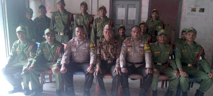 Bripka Almodad Ano dan Bripka Theodorus Angkat, Bhabinkamtibmas Kecamatan Satar Mese, Berikan Pembekalan dan  Pelatihan Linmas di Desa Mocok