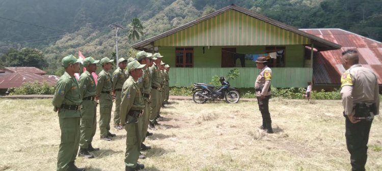 Bripka Almodad Ano dan Bripka Theodorus Angkat, Bhabinkamtibmas Kecamatan Satar Mese, Berikan Pembekalan dan  Pelatihan Linmas di Desa Mocok