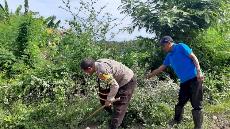 Bripka Semris Bell Babinkamtibmas Kec. Reok Barat Kab. Manggarai Aktif Terlibat dalam Giat Kerja Bakti Bersama Warga Desa Lemarang