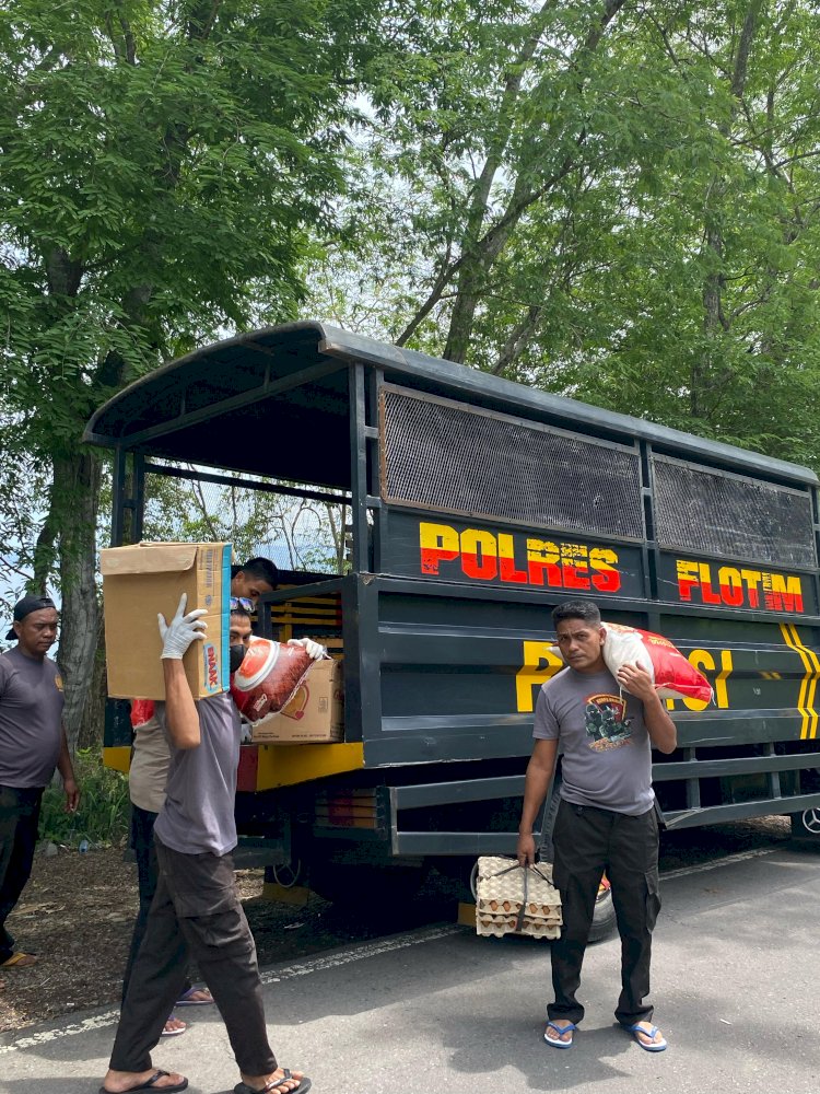 Polres Flotim Beri Bantuan Sosial untuk Pengungsi Mandiri di Kebun Desa Konga.-